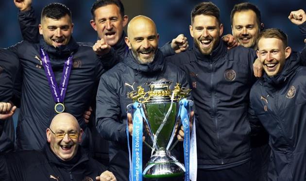 Энцо Мареска с трофеем Премьер-лиги 2, Getty Images