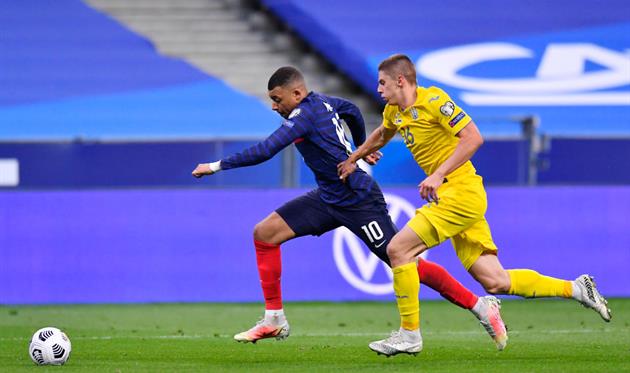 Виталий Миколенко противостоит Килиану Мбаппе, Getty Images