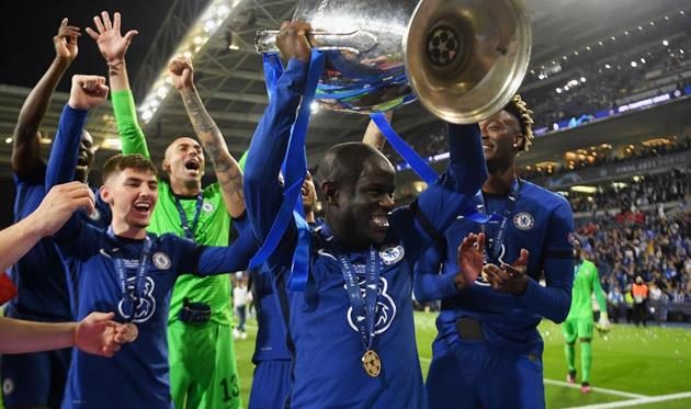 Нголо Канте с трофеем Лиги чемпионов, Getty Images