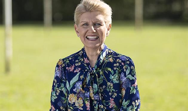 Дебби Хьюитт, ФА