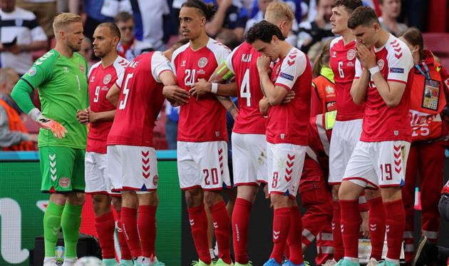 Игроки сборной Дании закрывают Кристиана Эриксена, которому оказывают помощь, Getty Images