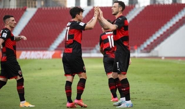 Борис Тащи (справа), ФК Пхохан Стилерс