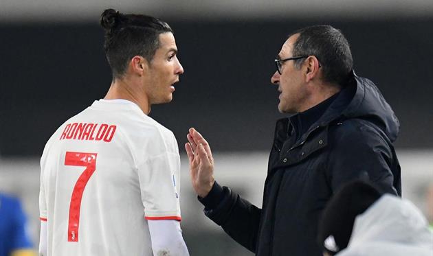 Криштиану Роналду (слева) и Маурицио Сарри, getty images