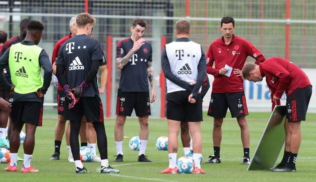 Юлиан Нагельсманн (с доской) объясняет игрокам тактические схемы, Getty Images