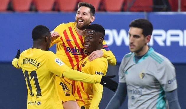 Илаиш Мориба в объятиях Лионеля Месси и Усмана Дембеле, Getty Images