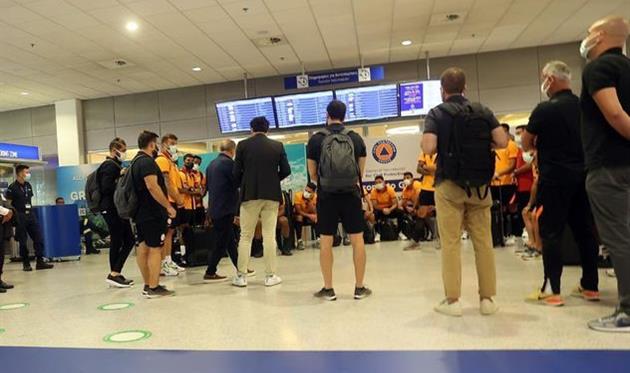 Футболисты Галатасарая в аэропорту Афин, twitter.com/GalatasaraySK