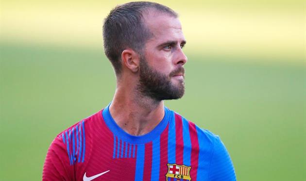 Барселона по-прежнему хочет расстаться с тремя футболистами