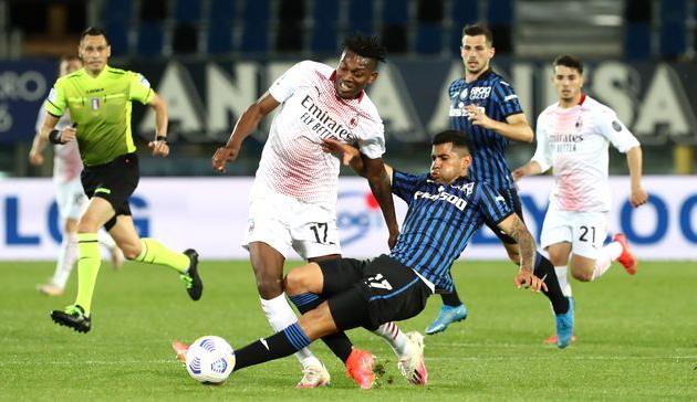 Кристиан Ромеро в подкате против Рафаэля Леау, Getty Images