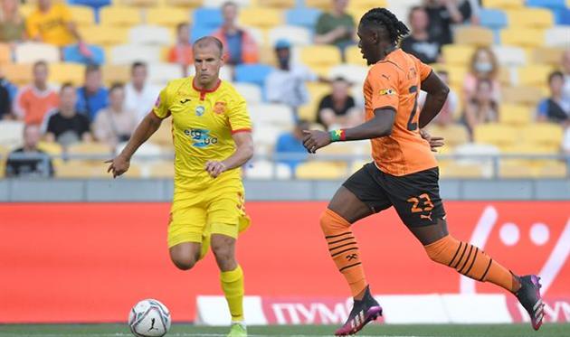 Евгений Опанасенко (слева) против Лассина Траоре, фото ФК Шахтер Донецк