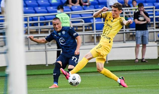 Антон Савин (слева) в матче против Руха, фото ФК Металлист 1925