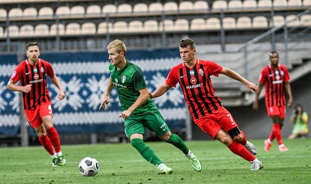 Денис Мирошниченко (с мячом) Фото ФК Заря