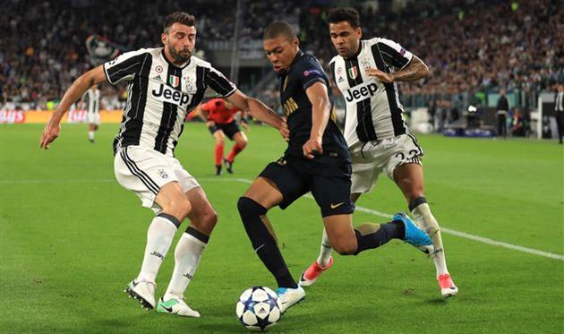 Андреа Бардзальи (слева) против Килиана Мбаппе