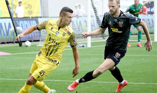 Андрей Борячук (слева), фото ФК Рух