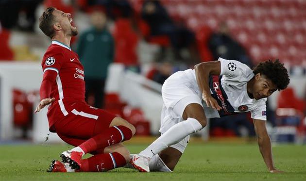 Йенс Каюсте (справа) в матче против Ливерпуля, Getty Images