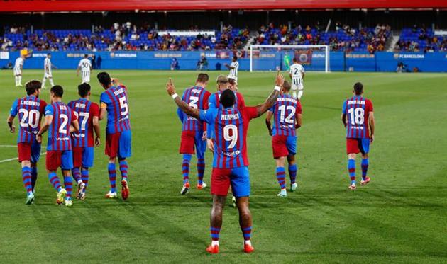 Мемфис Депай празднует гол за Барселону, Getty Images