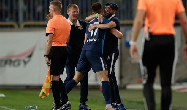 Даниил Игнатенко в объятиях Игора Йовичевича, фото СК Днепр-1