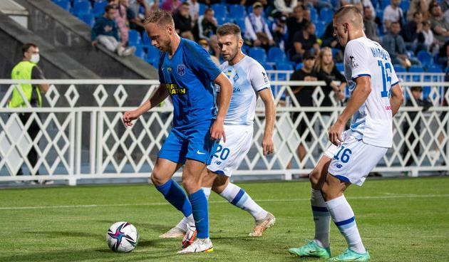 Сергей Болбат в окружении игроков Динамо Киев, фото ФК Десна Чернигов