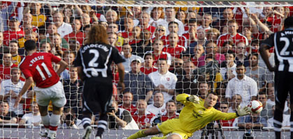 Робин ван Перси открывает счет, AFP