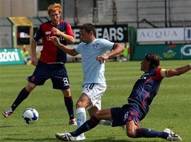 Сарате в окружении игроков Кальяри, АР