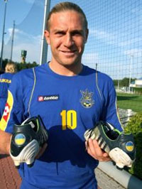 Ворона демонстрирует бутсы