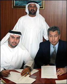 Представители арабской компании подписывают контракт