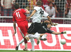 Новакович забивает Айнтрахту