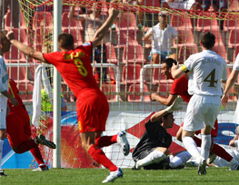 Македонцы празднуют забитый гол