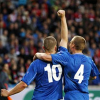 Исландцы Хельгусон и Сигурдссон празднуют гол, Getty Images