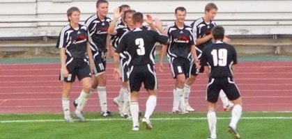 Луганчане празднуют гол Кудинова, фото Олега Печеневского