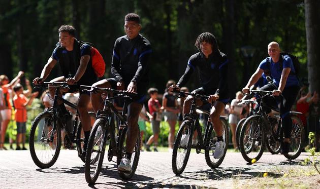 Для Коди Гакпо (слева) и Натана Аке (второй справа) футбол на ближайшее время закончился, Getty Images