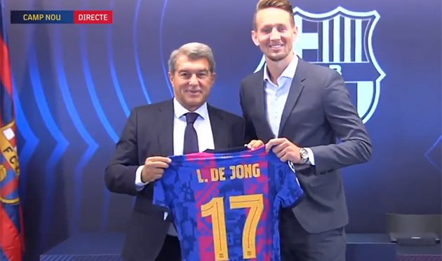 Барселона официально представила Люка де Йонга