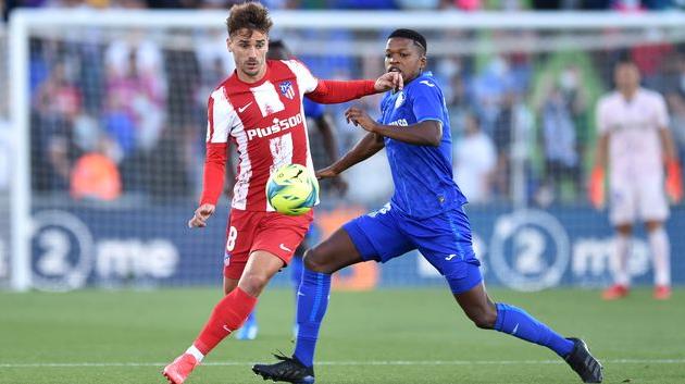 Антуан Гризманн (слева) в матче Хетафе — Атлетико, Getty Images