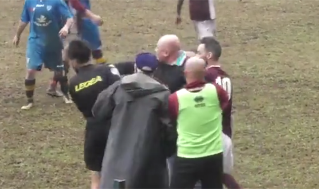Сумасшествие из подвала итальянского футбола: как тренер выбежал на поле и ударил судью по лицу