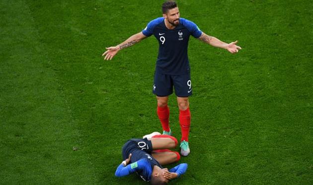 Килиан Мбаппе (на газоне) и Оливье Жиру, Getty Images