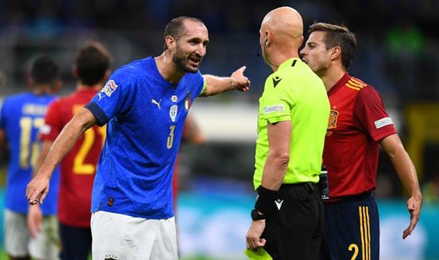 Джорджо Кьеллини (слева) в матче против Испании, Getty Images