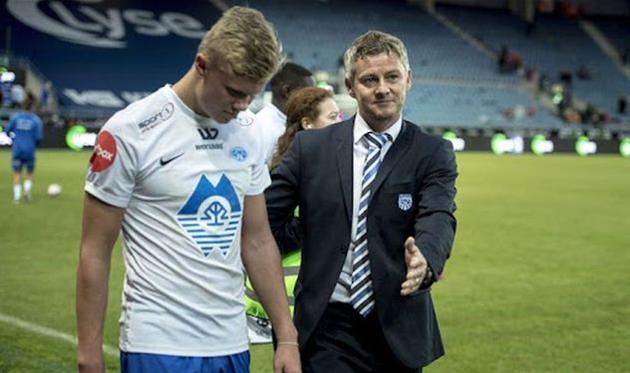 Эрлинг Холанд (слева) и Уле-Гуннар Солскьяер, sportmapz.com