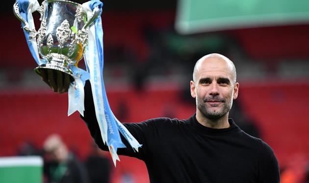 Пеп Гвардиола с трофеем Кубка лиги, Getty images