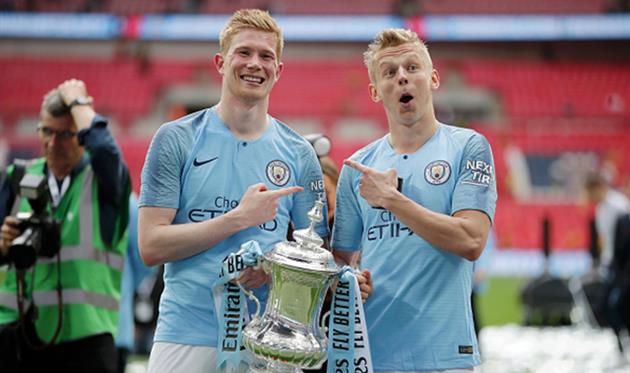 Кевин де Брюйне и Александр Зинченко, Getty Images