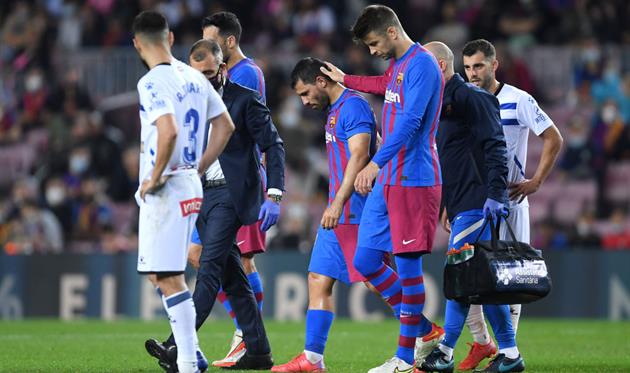 Агуэро стало плохо во время матча с Алавесом, Пике получил травму