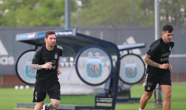 Лионель Месси (слева), twitter.com/Argentina