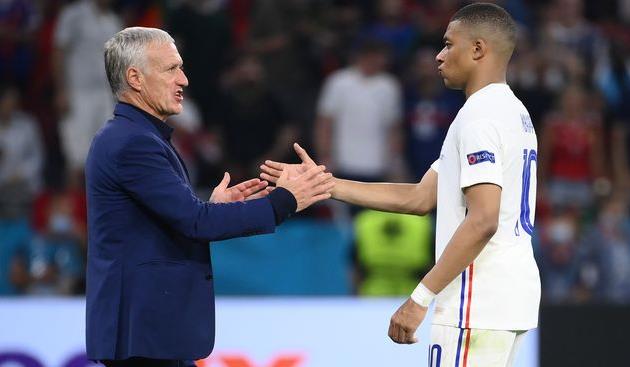 Дидье Дешам (слева) и Килиан Мбаппе, Getty Images