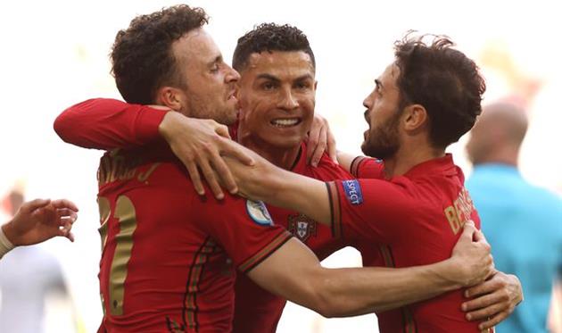 Диогу Жота (слева), Криштиану Роналду (по центру) и Бернарду Силва, Getty Images