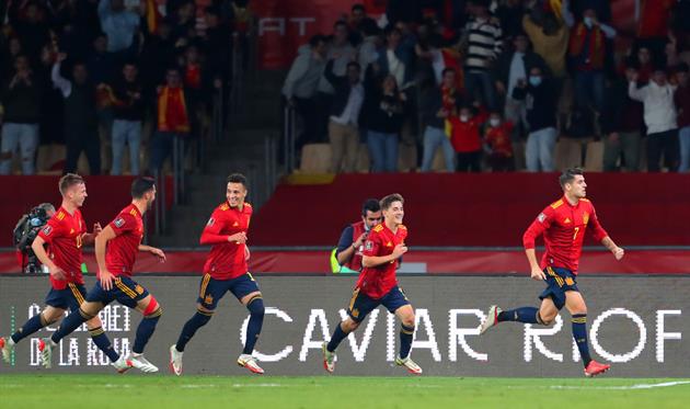 Игроки Испании празднуют гол Мораты, фото: Getty Images