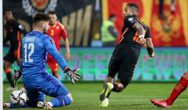 Мемфис Депай в матче против Черногории, Getty Images