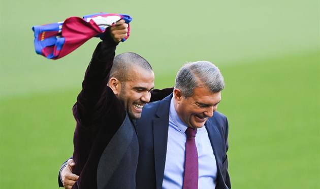 Жоан Лапорта и Дани Алвес, Getty Images