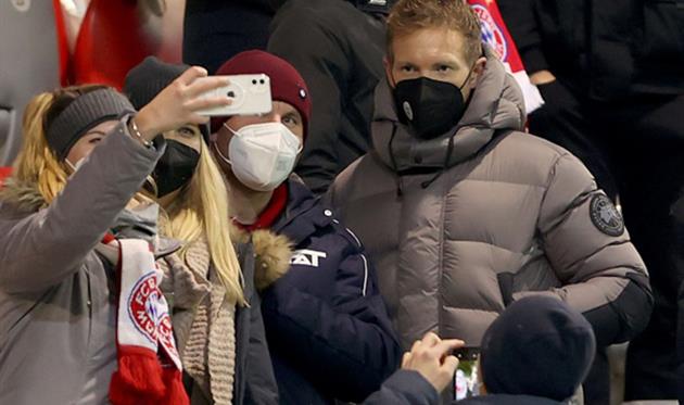 Юлиан Нагельсманн в окружении болельщиков, Getty Images