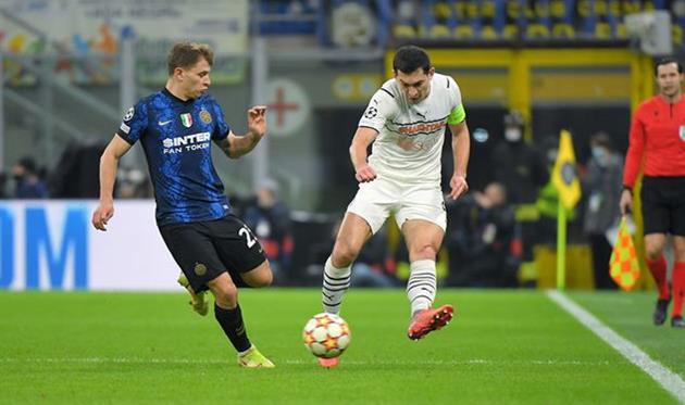 Тарас Степаненко (с мячом) в матче против Интера, фото ФК Шахтер Донецк