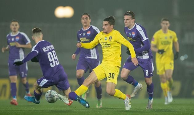 невен джурасек в окружении футболистов мариуполя, фото ск днепр-1