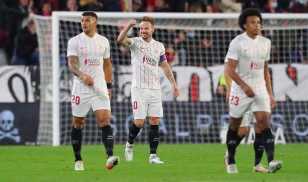 Иван Ракитич (по центру) в матче против Атлетико, Getty Images