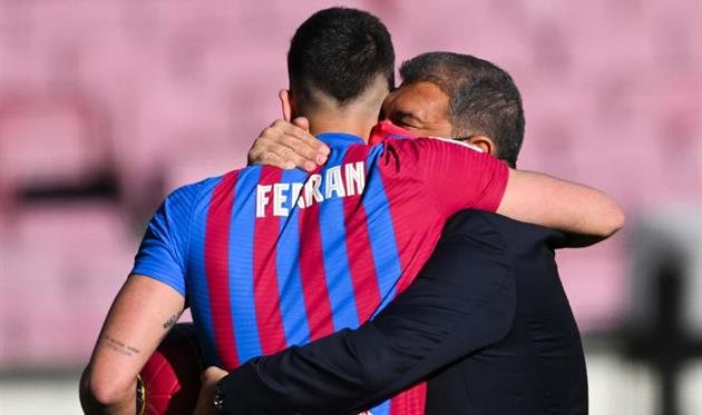 Жоан Лапорта и Ферран Торрес, Getty Images